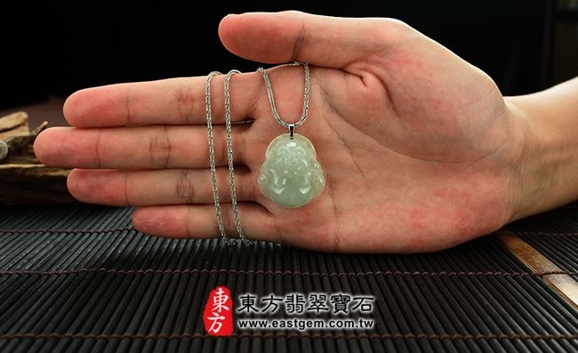 彌勒佛  大小示意照片 （已出售勿下標，可訂做）翡翠彌勒佛項鍊玉珮（彌勒佛：彌勒佛牌A貨翡翠彌勒佛玉珮、緬甸玉彌勒佛玉墜）。糯種彌勒佛，ML004。客製化訂做各種翡翠彌勒佛吊墜玉珮項鍊。★附A貨翡翠雙證書