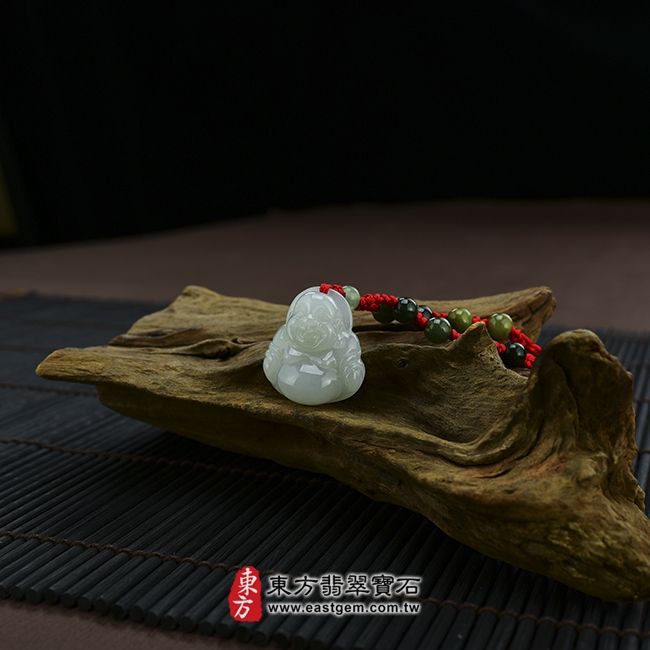 彌勒佛  情境照片 （已出售勿下標，可訂做）翡翠彌勒佛項鍊玉珮（彌勒佛：彌勒佛牌A貨翡翠彌勒佛玉珮、緬甸玉彌勒佛玉墜）。糯種彌勒佛，ML005。客製化訂做各種翡翠彌勒佛吊墜玉珮項鍊。★附A貨翡翠雙證書