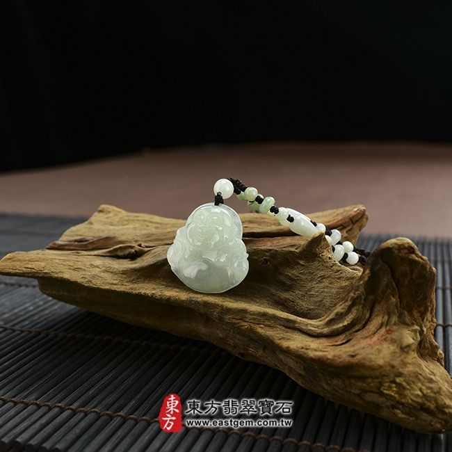 彌勒佛  情境照片 （已售出勿下標，可訂做）翡翠彌勒佛項鍊玉珮（彌勒佛：彌勒佛牌A貨翡翠彌勒佛玉珮、緬甸玉彌勒佛玉墜）。糯種彌勒佛，ML006。客製化訂做各種翡翠彌勒佛吊墜玉珮項鍊。★附A貨翡翠雙證書