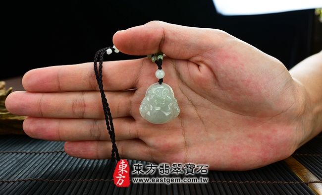 彌勒佛  實際大小示意照片 （已售出勿下標，可訂做）翡翠彌勒佛項鍊玉珮（彌勒佛：彌勒佛牌A貨翡翠彌勒佛玉珮、緬甸玉彌勒佛玉墜）。糯種彌勒佛，ML006。客製化訂做各種翡翠彌勒佛吊墜玉珮項鍊。★附A貨翡翠雙證書