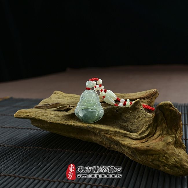 彌勒佛  情境照片 （已出售勿下標，可訂做）翡翠彌勒佛項鍊玉珮（彌勒佛：彌勒佛牌A貨翡翠彌勒佛玉珮、緬甸玉彌勒佛玉墜）。糯冰種彌勒佛，ML007。客製化訂做各種翡翠彌勒佛吊墜玉珮項鍊。★附A貨翡翠雙證書