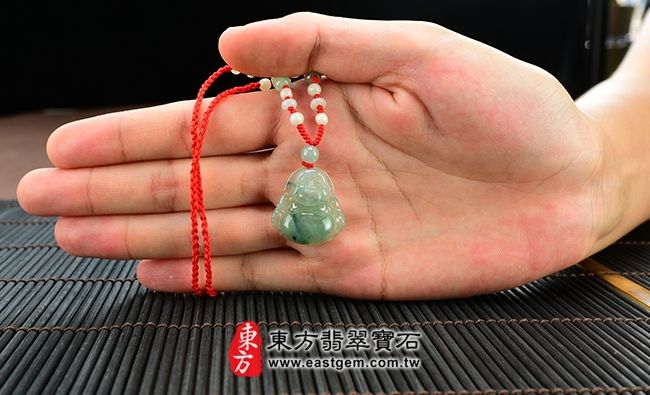 彌勒佛  大小示意照片 （已出售勿下標，可訂做）翡翠彌勒佛項鍊玉珮（彌勒佛：彌勒佛牌A貨翡翠彌勒佛玉珮、緬甸玉彌勒佛玉墜）。糯冰種彌勒佛，ML007。客製化訂做各種翡翠彌勒佛吊墜玉珮項鍊。★附A貨翡翠雙證書
