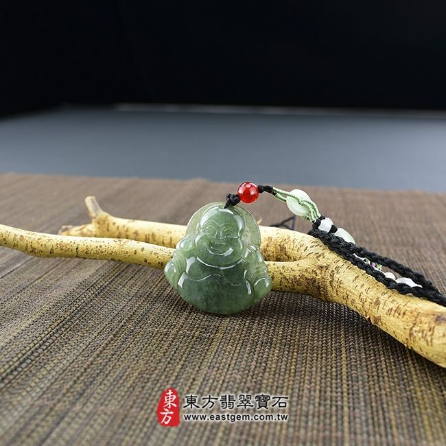 彌勒佛  情境照片 （已售出勿下標，可訂做）翡翠彌勒佛項鍊玉珮（彌勒佛：彌勒佛牌A貨翡翠彌勒佛玉珮、緬甸玉彌勒佛玉墜）。油青種彌勒佛，ML008。客製化訂做各種翡翠彌勒佛吊墜玉珮項鍊。★附A貨翡翠雙證書