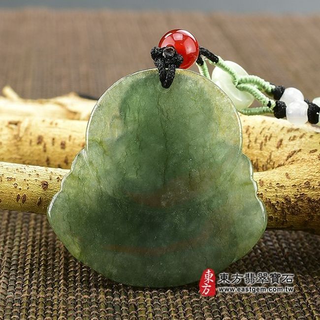 彌勒佛  背後照片 （已售出勿下標，可訂做）翡翠彌勒佛項鍊玉珮（彌勒佛：彌勒佛牌A貨翡翠彌勒佛玉珮、緬甸玉彌勒佛玉墜）。油青種彌勒佛，ML008。客製化訂做各種翡翠彌勒佛吊墜玉珮項鍊。★附A貨翡翠雙證書