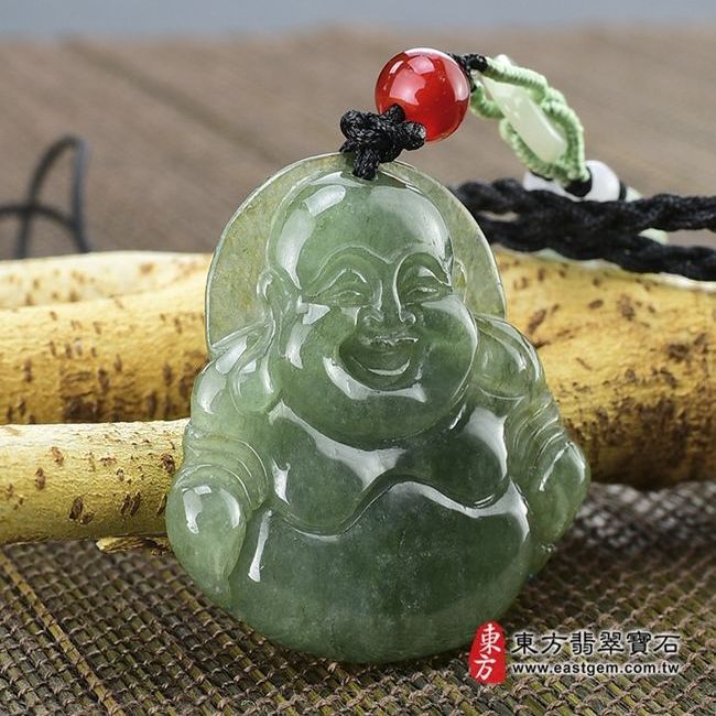 彌勒佛  左側照片 （已售出勿下標，可訂做）翡翠彌勒佛項鍊玉珮（彌勒佛：彌勒佛牌A貨翡翠彌勒佛玉珮、緬甸玉彌勒佛玉墜）。油青種彌勒佛，ML008。客製化訂做各種翡翠彌勒佛吊墜玉珮項鍊。★附A貨翡翠雙證書