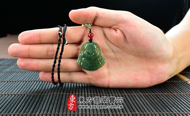 彌勒佛  實際大小示意照片 （已售出勿下標，可訂做）翡翠彌勒佛項鍊玉珮（彌勒佛：彌勒佛牌A貨翡翠彌勒佛玉珮、緬甸玉彌勒佛玉墜）。油青種彌勒佛，ML008。客製化訂做各種翡翠彌勒佛吊墜玉珮項鍊。★附A貨翡翠雙證書