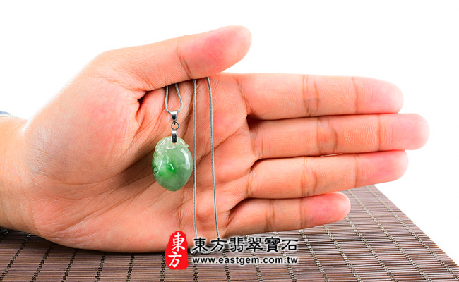 福瓜 大小示意照片 （已售出勿下標，可訂做）翡翠福瓜項鍊玉珮（幸福如意：福瓜牌A貨翡翠福瓜玉珮、緬甸玉福瓜玉墜）。糯種飄綠花福瓜FW041。客製化訂做各種翡翠福瓜吊墜玉珮項鍊。★附A貨翡翠雙證書 