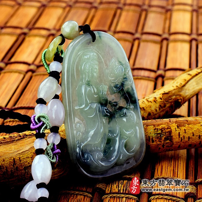 魚籃觀世音菩薩右側照片翡翠觀音項鍊玉珮（觀世音菩薩，魚籃觀音：觀音牌A貨翡翠觀音玉珮、緬甸玉觀音玉墜）。糯種飄花，淺綠到深綠觀音，GY-176。客製化訂做各種翡翠觀音吊墜玉珮項鍊。★附A貨翡翠雙證書