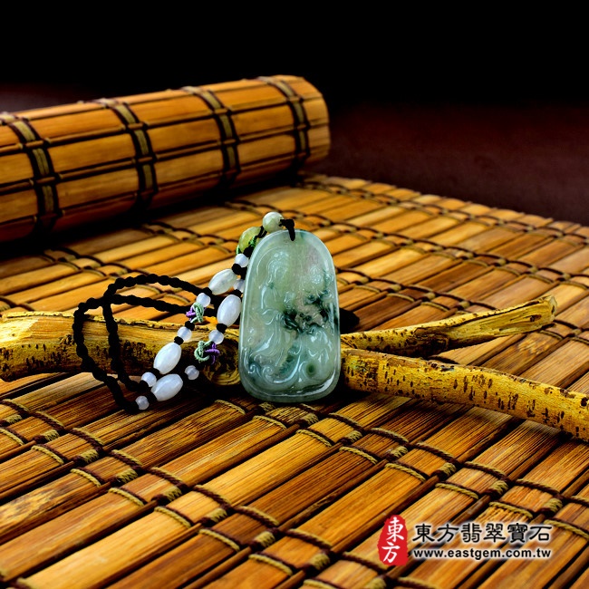 魚籃觀世音菩薩情境照片翡翠觀音項鍊玉珮（觀世音菩薩，魚籃觀音：觀音牌A貨翡翠觀音玉珮、緬甸玉觀音玉墜）。糯種飄花，淺綠到深綠觀音，GY-176。客製化訂做各種翡翠觀音吊墜玉珮項鍊。★附A貨翡翠雙證書