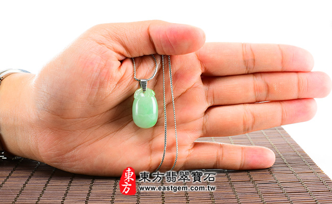 福瓜 大小示意照片 翡翠福瓜玉珮（福運連綿：福瓜牌A貨翡翠福瓜玉珮、緬甸玉福瓜玉墜）。油青細豆種福瓜FW052。客製化訂做各種翡翠福瓜吊墜玉珮項鍊。★附A貨翡翠雙證書