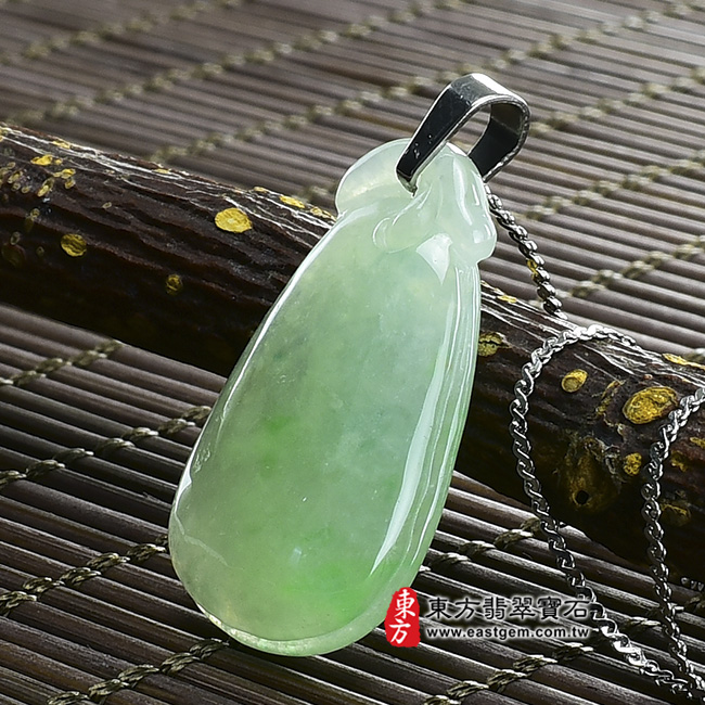 福瓜 右側照片 （已出售勿下標，可訂做）翡翠福瓜玉珮（福運連綿：福瓜牌A貨翡翠福瓜玉珮、緬甸玉福瓜玉墜）。油青糯種福瓜FW055。客製化訂做各種翡翠福瓜吊墜玉珮項鍊。★附A貨翡翠雙證書