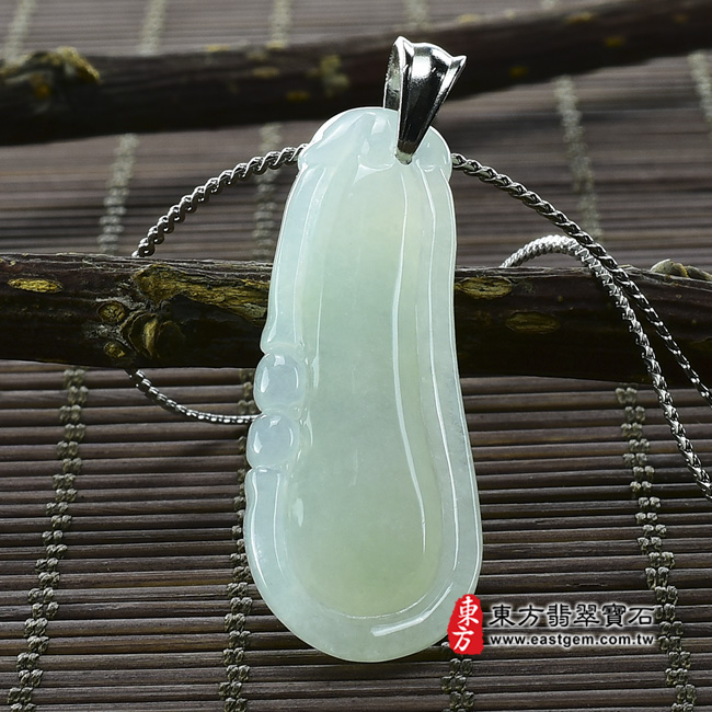 福瓜 背面照片 （已出售勿下標，可訂做）翡翠福瓜玉珮（福運連綿：福瓜牌A貨翡翠福瓜玉珮、緬甸玉福瓜玉墜）。糯種福瓜FW072。客製化訂做各種翡翠福瓜吊墜玉珮項鍊。★附A貨翡翠雙證書