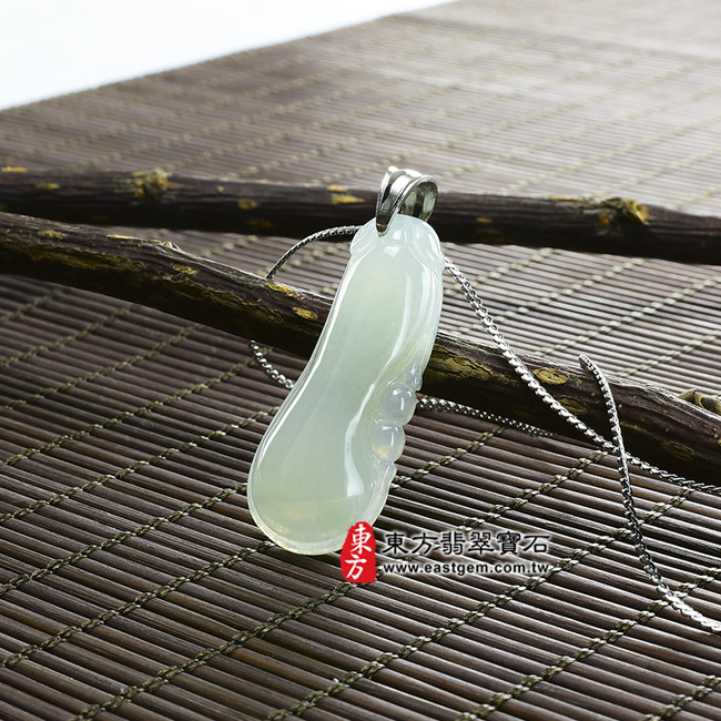 福瓜 情境照片 （已出售勿下標，可訂做）翡翠福瓜玉珮（福運連綿：福瓜牌A貨翡翠福瓜玉珮、緬甸玉福瓜玉墜）。糯種福瓜FW072。客製化訂做各種翡翠福瓜吊墜玉珮項鍊。★附A貨翡翠雙證書