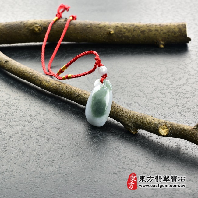 福瓜 情境照片 （已售出勿下標，可訂做）翡翠福瓜玉珮（福運連綿：福瓜牌A貨翡翠福瓜玉珮、緬甸玉福瓜玉墜）。紫羅蘭油青種帶深綠色福瓜FW023。客製化訂做各種翡翠福瓜吊墜玉珮項鍊。★附A貨翡翠雙證書  