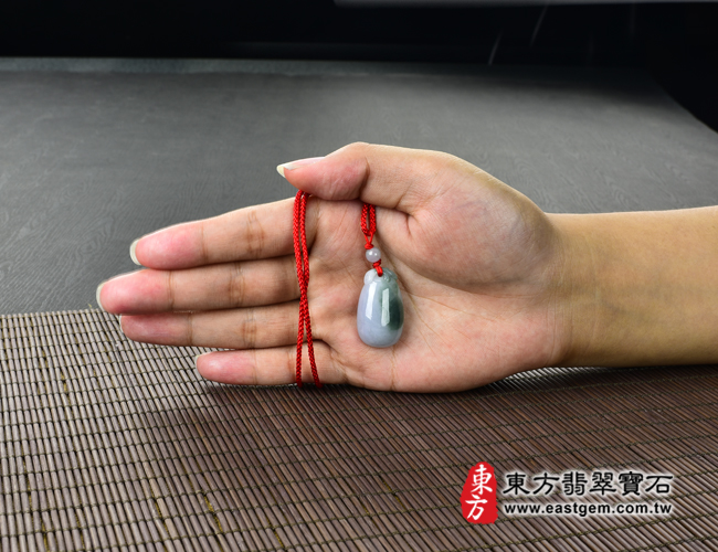福瓜 大小示意照片 （已售出勿下標，可訂做）翡翠福瓜玉珮（福運連綿：福瓜牌A貨翡翠福瓜玉珮、緬甸玉福瓜玉墜）。紫羅蘭油青種帶深綠色福瓜FW023。客製化訂做各種翡翠福瓜吊墜玉珮項鍊。★附A貨翡翠雙證書  