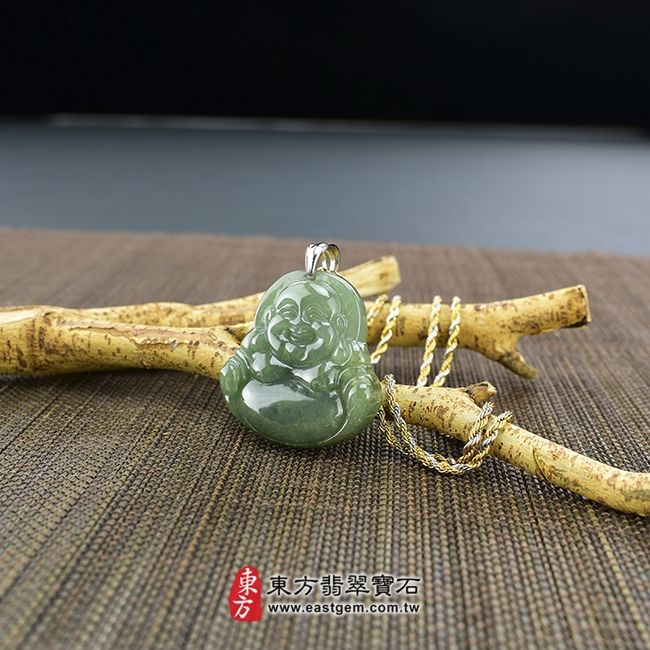 彌勒佛  情境照片 （已售出勿下標，可訂做）翡翠彌勒佛項鍊玉珮（彌勒佛：彌勒佛牌A貨翡翠彌勒佛玉珮、緬甸玉彌勒佛玉墜）。油青種彌勒佛，ML009。客製化訂做各種翡翠彌勒佛吊墜玉珮項鍊。★附A貨翡翠雙證書