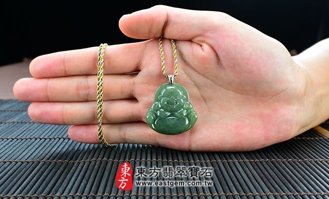 彌勒佛  實際大小示意照片 （已售出勿下標，可訂做）翡翠彌勒佛項鍊玉珮（彌勒佛：彌勒佛牌A貨翡翠彌勒佛玉珮、緬甸玉彌勒佛玉墜）。油青種彌勒佛，ML009。客製化訂做各種翡翠彌勒佛吊墜玉珮項鍊。★附A貨翡翠雙證書