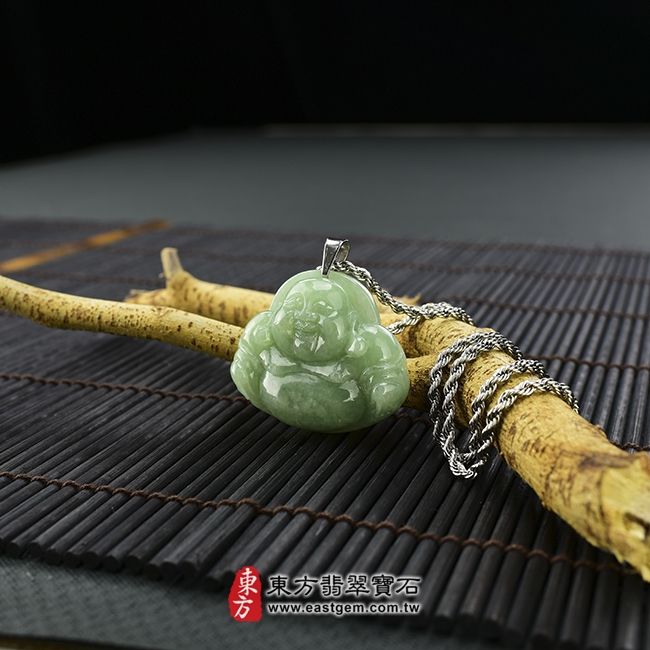 彌勒佛  情境照片 （已售出勿下標，可訂做）翡翠彌勒佛項鍊玉珮（彌勒佛：彌勒佛牌A貨翡翠彌勒佛玉珮、緬甸玉彌勒佛玉墜）。油青種彌勒佛，ML010。客製化訂做各種翡翠彌勒佛吊墜玉珮項鍊。★附A貨翡翠雙證書