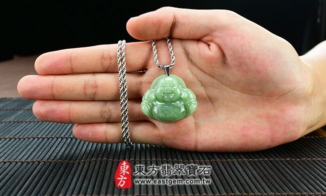 彌勒佛  實際大小示意照片 （已售出勿下標，可訂做）翡翠彌勒佛項鍊玉珮（彌勒佛：彌勒佛牌A貨翡翠彌勒佛玉珮、緬甸玉彌勒佛玉墜）。油青種彌勒佛，ML010。客製化訂做各種翡翠彌勒佛吊墜玉珮項鍊。★附A貨翡翠雙證書