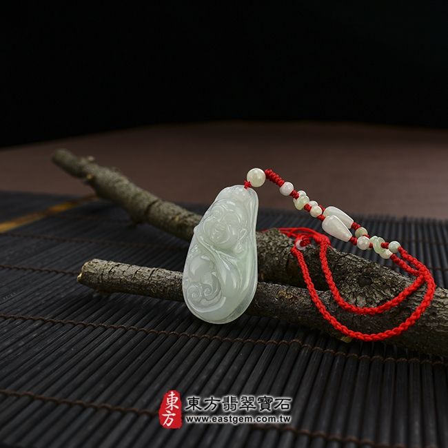 彌勒佛  情境照片 翡翠彌勒佛項鍊玉珮（彌勒佛：彌勒佛牌A貨翡翠彌勒佛玉珮、緬甸玉彌勒佛玉墜）。糯種，雕工細緻，微透光彌勒佛，ML016。客製化訂做各種翡翠彌勒佛吊墜玉珮項鍊。★附A貨翡翠雙證書