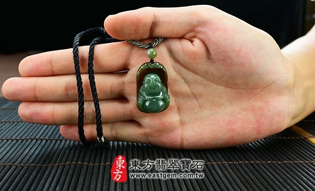 彌勒佛  實際大小示意照片 翡翠彌勒佛項鍊玉珮（彌勒佛：彌勒佛牌A貨翡翠彌勒佛玉珮、緬甸玉彌勒佛玉墜）。油青，帶黃翡，雕工細緻彌勒佛，ML019。客製化訂做各種翡翠彌勒佛吊墜玉珮項鍊。★附A貨翡翠雙證書