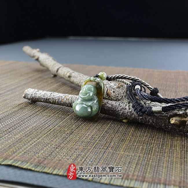 彌勒佛  情境照片 翡翠彌勒佛項鍊玉珮（彌勒佛：彌勒佛牌A貨翡翠彌勒佛玉珮、緬甸玉彌勒佛玉墜）。油青，帶黃翡，雕工細緻彌勒佛，ML019。客製化訂做各種翡翠彌勒佛吊墜玉珮項鍊。★附A貨翡翠雙證書