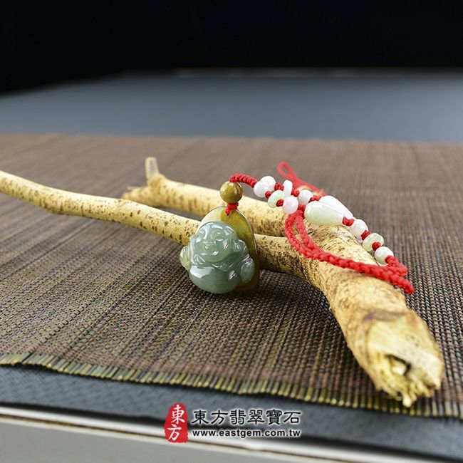 彌勒佛  情境照片 （已出售勿下標，可訂做）翡翠彌勒佛項鍊玉珮（彌勒佛：彌勒佛牌A貨翡翠彌勒佛玉珮、緬甸玉彌勒佛玉墜）。油青，帶黃翡，雕工細緻彌勒佛，ML021。客製化訂做各種翡翠彌勒佛吊墜玉珮項鍊。★附A貨翡翠雙證書