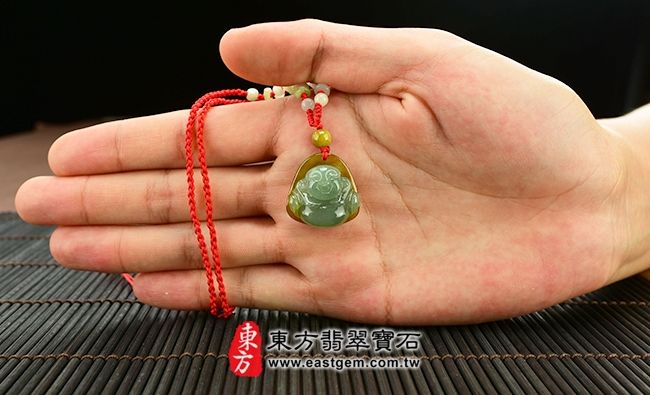 彌勒佛  大小示意照片 （已出售勿下標，可訂做）翡翠彌勒佛項鍊玉珮（彌勒佛：彌勒佛牌A貨翡翠彌勒佛玉珮、緬甸玉彌勒佛玉墜）。油青，帶黃翡，雕工細緻彌勒佛，ML021。客製化訂做各種翡翠彌勒佛吊墜玉珮項鍊。★附A貨翡翠雙證書