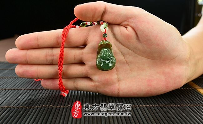 彌勒佛  大小示意照片 （已出售勿下標，可訂做）翡翠彌勒佛項鍊玉珮（彌勒佛：彌勒佛牌A貨翡翠彌勒佛玉珮、緬甸玉彌勒佛玉墜）。油青，帶黃翡，雕工細緻彌勒佛，ML022。客製化訂做各種翡翠彌勒佛吊墜玉珮項鍊。★附A貨翡翠雙證書