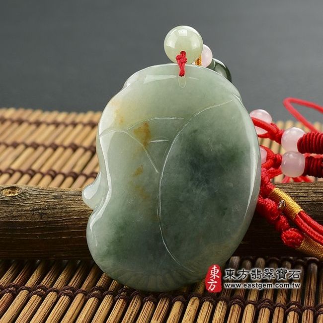 彌勒佛  背後照片 （已出售勿下標，可訂做）翡翠彌勒佛項鍊玉珮（彌勒佛：彌勒佛牌A貨翡翠彌勒佛玉珮、緬甸玉彌勒佛玉墜）。淺色油青種彌勒佛，ML026。客製化訂做各種翡翠彌勒佛吊墜玉珮項鍊。★附A貨翡翠雙證書