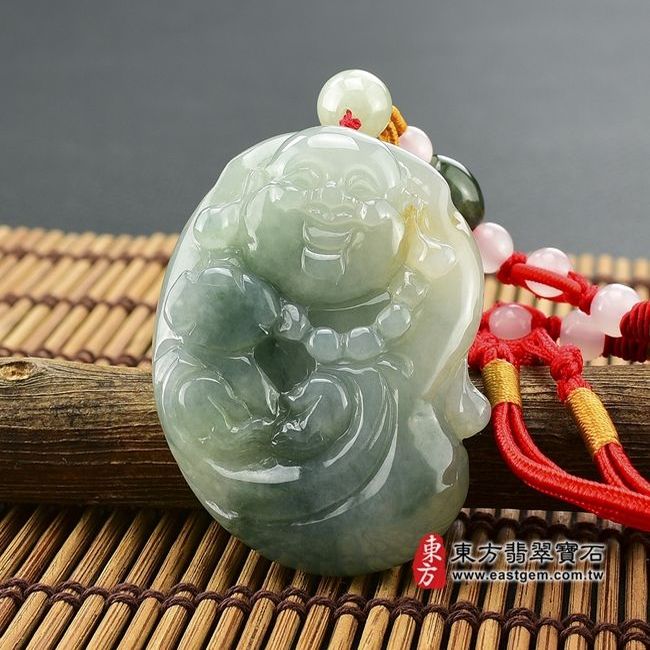 彌勒佛  正面照片  （已出售勿下標，可訂做）翡翠彌勒佛項鍊玉珮（彌勒佛：彌勒佛牌A貨翡翠彌勒佛玉珮、緬甸玉彌勒佛玉墜）。淺色油青種彌勒佛，ML026。客製化訂做各種翡翠彌勒佛吊墜玉珮項鍊。★附A貨翡翠雙證書
