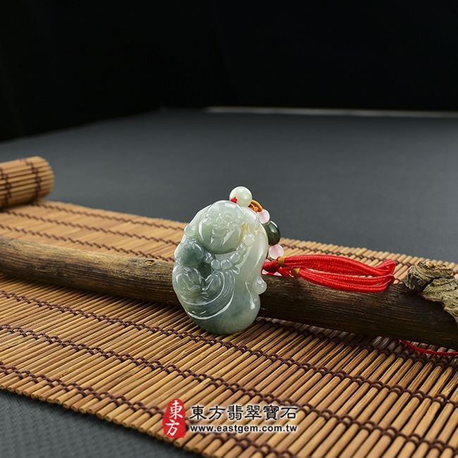 彌勒佛  情境照片 （已出售勿下標，可訂做）翡翠彌勒佛項鍊玉珮（彌勒佛：彌勒佛牌A貨翡翠彌勒佛玉珮、緬甸玉彌勒佛玉墜）。淺色油青種彌勒佛，ML026。客製化訂做各種翡翠彌勒佛吊墜玉珮項鍊。★附A貨翡翠雙證書