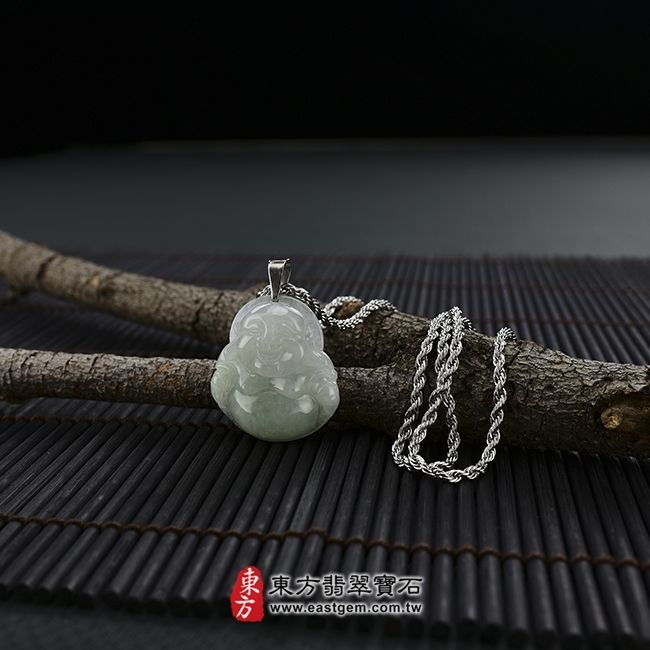 彌勒佛  情境照片 （已出售勿下標，可訂做）翡翠彌勒佛項鍊玉珮（彌勒佛：彌勒佛牌A貨翡翠彌勒佛玉珮、緬甸玉彌勒佛玉墜）。糯種，微透光彌勒佛，ML031。客製化訂做各種翡翠彌勒佛吊墜玉珮項鍊。★附A貨翡翠雙證書