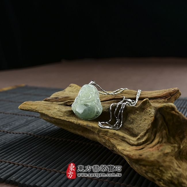 彌勒佛  情境照片 （已售出勿下標，可訂做）翡翠彌勒佛項鍊玉珮（彌勒佛：彌勒佛牌A貨翡翠彌勒佛玉珮、緬甸玉彌勒佛玉墜）。糯冰種彌勒佛，ML032。客製化訂做各種翡翠彌勒佛吊墜玉珮項鍊。★附A貨翡翠雙證書