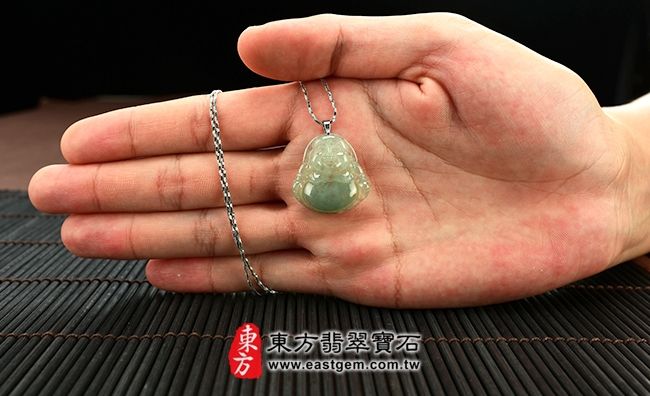 彌勒佛  實際大小示意照片 （已售出勿下標，可訂做）翡翠彌勒佛項鍊玉珮（彌勒佛：彌勒佛牌A貨翡翠彌勒佛玉珮、緬甸玉彌勒佛玉墜）。糯冰種彌勒佛，ML032。客製化訂做各種翡翠彌勒佛吊墜玉珮項鍊。★附A貨翡翠雙證書