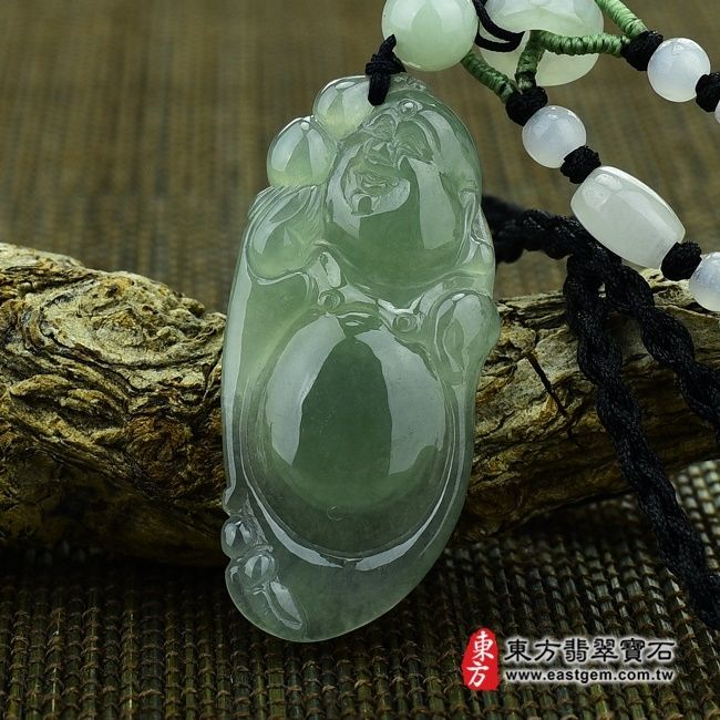 彌勒佛  正面照片  （已出售勿下標，可訂做）翡翠彌勒佛項鍊玉珮（彌勒佛：彌勒佛牌A貨翡翠彌勒佛玉珮、緬甸玉彌勒佛玉墜）。油青細糯種彌勒佛，ML049。客製化訂做各種翡翠彌勒佛吊墜玉珮項鍊。★附A貨翡翠雙證書