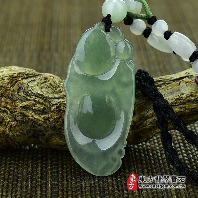 彌勒佛  背後照片 （已出售勿下標，可訂做）翡翠彌勒佛項鍊玉珮（彌勒佛：彌勒佛牌A貨翡翠彌勒佛玉珮、緬甸玉彌勒佛玉墜）。油青細糯種彌勒佛，ML049。客製化訂做各種翡翠彌勒佛吊墜玉珮項鍊。★附A貨翡翠雙證書