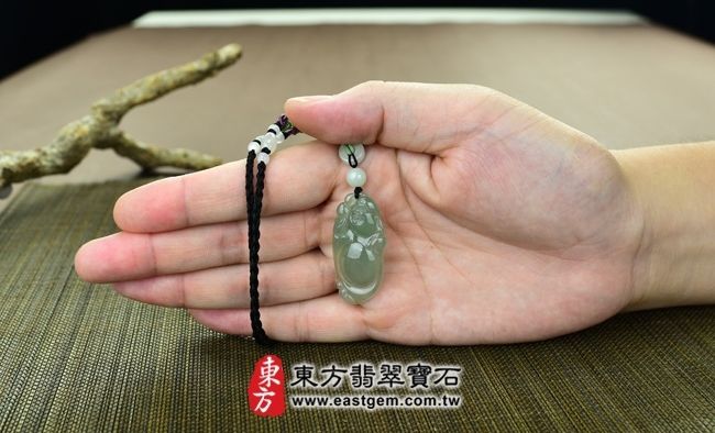 彌勒佛  實際大小示意照片 （已出售勿下標，可訂做）翡翠彌勒佛項鍊玉珮（彌勒佛：彌勒佛牌A貨翡翠彌勒佛玉珮、緬甸玉彌勒佛玉墜）。油青細糯種彌勒佛，ML049。客製化訂做各種翡翠彌勒佛吊墜玉珮項鍊。★附A貨翡翠雙證書