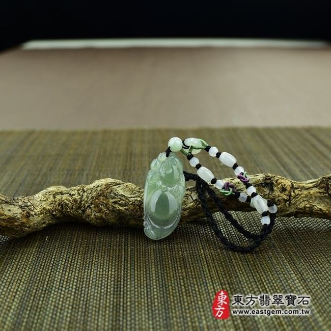 彌勒佛  情境照片 （已出售勿下標，可訂做）翡翠彌勒佛項鍊玉珮（彌勒佛：彌勒佛牌A貨翡翠彌勒佛玉珮、緬甸玉彌勒佛玉墜）。油青細糯種彌勒佛，ML049。客製化訂做各種翡翠彌勒佛吊墜玉珮項鍊。★附A貨翡翠雙證書