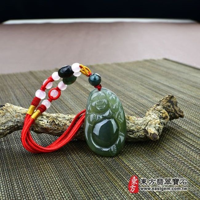彌勒佛  情境照片 （已售出勿下標，可訂做）翡翠彌勒佛項鍊玉珮（彌勒佛：彌勒佛牌A貨翡翠彌勒佛玉珮、緬甸玉彌勒佛玉墜）。綠色油青種彌勒佛，ML036。客製化訂做各種翡翠彌勒佛吊墜玉珮項鍊。★附A貨翡翠雙證書
