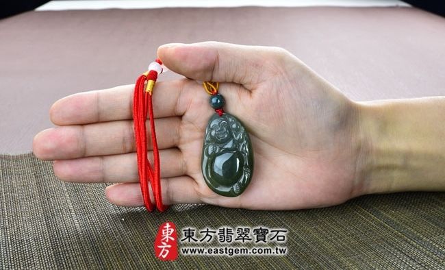 彌勒佛  實際大小示意照片 （已售出勿下標，可訂做）翡翠彌勒佛項鍊玉珮（彌勒佛：彌勒佛牌A貨翡翠彌勒佛玉珮、緬甸玉彌勒佛玉墜）。綠色油青種彌勒佛，ML036。客製化訂做各種翡翠彌勒佛吊墜玉珮項鍊。★附A貨翡翠雙證書