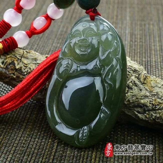 彌勒佛  正面照片  （已售出勿下標，可訂做）翡翠彌勒佛項鍊玉珮（彌勒佛：彌勒佛牌A貨翡翠彌勒佛玉珮、緬甸玉彌勒佛玉墜）。綠色油青種彌勒佛，ML036。客製化訂做各種翡翠彌勒佛吊墜玉珮項鍊。★附A貨翡翠雙證書