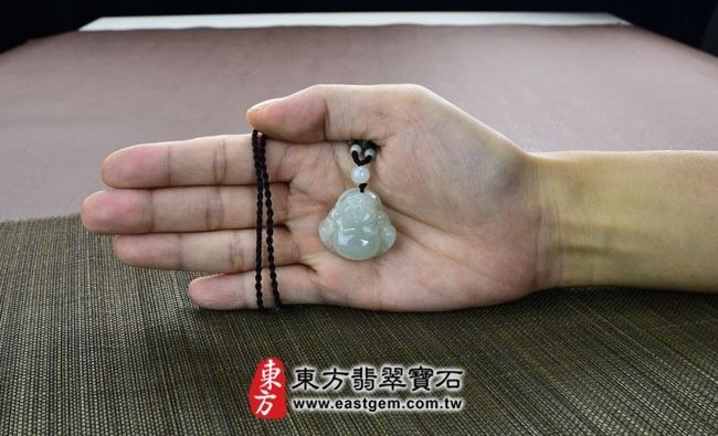 彌勒佛  大小示意照片 （已出售勿下標，可訂做）翡翠彌勒佛項鍊玉珮（彌勒佛：彌勒佛牌A貨翡翠彌勒佛玉珮、緬甸玉彌勒佛玉墜）。淡綠細糯種彌勒佛，ML046。客製化訂做各種翡翠彌勒佛吊墜玉珮項鍊。★附A貨翡翠雙證書