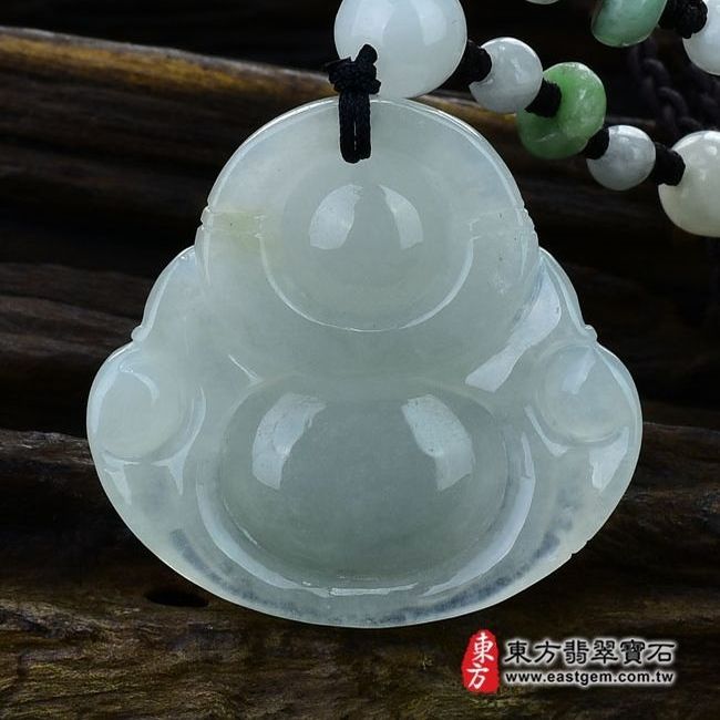 彌勒佛  背後照片 （已出售勿下標，可訂做）翡翠彌勒佛項鍊玉珮（彌勒佛：彌勒佛牌A貨翡翠彌勒佛玉珮、緬甸玉彌勒佛玉墜）。淡綠細糯種彌勒佛，ML046。客製化訂做各種翡翠彌勒佛吊墜玉珮項鍊。★附A貨翡翠雙證書