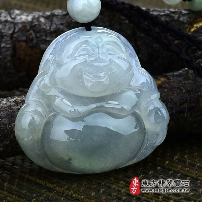 彌勒佛  正面照片  （已出售勿下標，可訂做）翡翠彌勒佛項鍊玉珮（彌勒佛：彌勒佛牌A貨翡翠彌勒佛玉珮、緬甸玉彌勒佛玉墜）。淡綠細糯種彌勒佛，ML056。客製化訂做各種翡翠彌勒佛吊墜玉珮項鍊。★附A貨翡翠雙證書