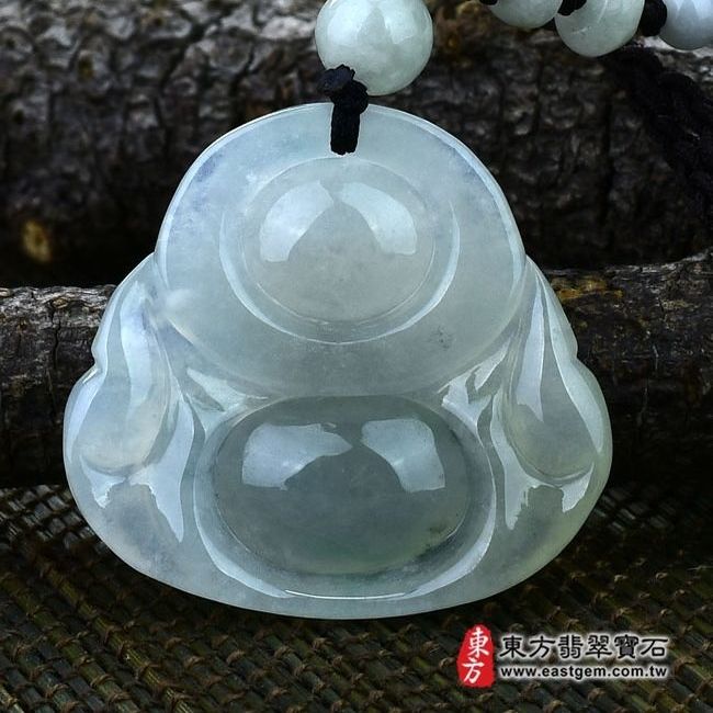 彌勒佛  背後照片 （已出售勿下標，可訂做）翡翠彌勒佛項鍊玉珮（彌勒佛：彌勒佛牌A貨翡翠彌勒佛玉珮、緬甸玉彌勒佛玉墜）。淡綠細糯種彌勒佛，ML056。客製化訂做各種翡翠彌勒佛吊墜玉珮項鍊。★附A貨翡翠雙證書