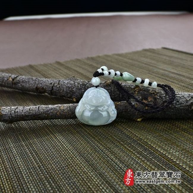 彌勒佛  情境照片 （已出售勿下標，可訂做）翡翠彌勒佛項鍊玉珮（彌勒佛：彌勒佛牌A貨翡翠彌勒佛玉珮、緬甸玉彌勒佛玉墜）。淡綠細糯種彌勒佛，ML056。客製化訂做各種翡翠彌勒佛吊墜玉珮項鍊。★附A貨翡翠雙證書