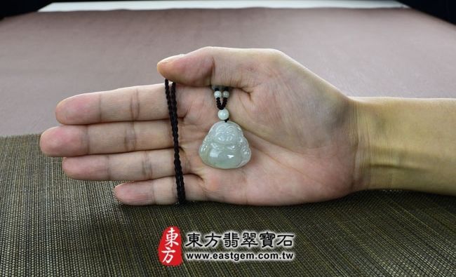 彌勒佛  大小示意照片 （已出售勿下標，可訂做）翡翠彌勒佛項鍊玉珮（彌勒佛：彌勒佛牌A貨翡翠彌勒佛玉珮、緬甸玉彌勒佛玉墜）。淡綠細糯種彌勒佛，ML056。客製化訂做各種翡翠彌勒佛吊墜玉珮項鍊。★附A貨翡翠雙證書