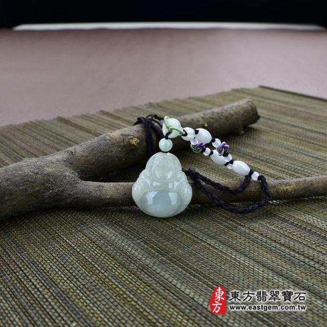 彌勒佛  情境照片 （已出售勿下標，可訂做）翡翠彌勒佛項鍊玉珮（彌勒佛：彌勒佛牌A貨翡翠彌勒佛玉珮、緬甸玉彌勒佛玉墜）。淡綠細糯種彌勒佛，ML059。客製化訂做各種翡翠彌勒佛吊墜玉珮項鍊。★附A貨翡翠雙證書