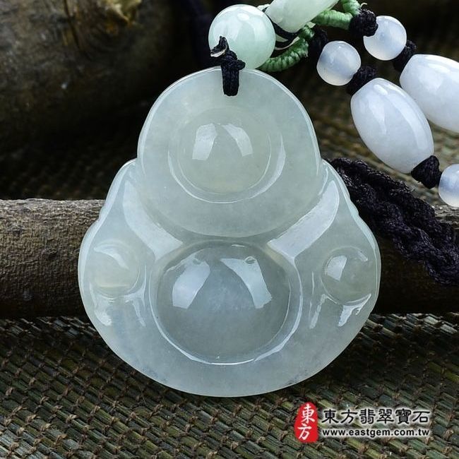 彌勒佛  背後照片 （已出售勿下標，可訂做）翡翠彌勒佛項鍊玉珮（彌勒佛：彌勒佛牌A貨翡翠彌勒佛玉珮、緬甸玉彌勒佛玉墜）。淡綠細糯種彌勒佛，ML059。客製化訂做各種翡翠彌勒佛吊墜玉珮項鍊。★附A貨翡翠雙證書